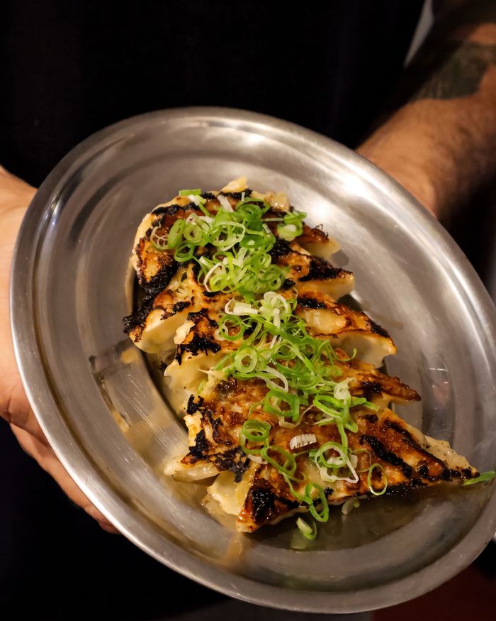 Prato de gyoza suíno com cebolinha