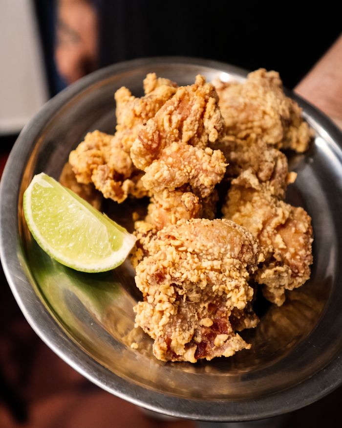 Karaage de frango com limão