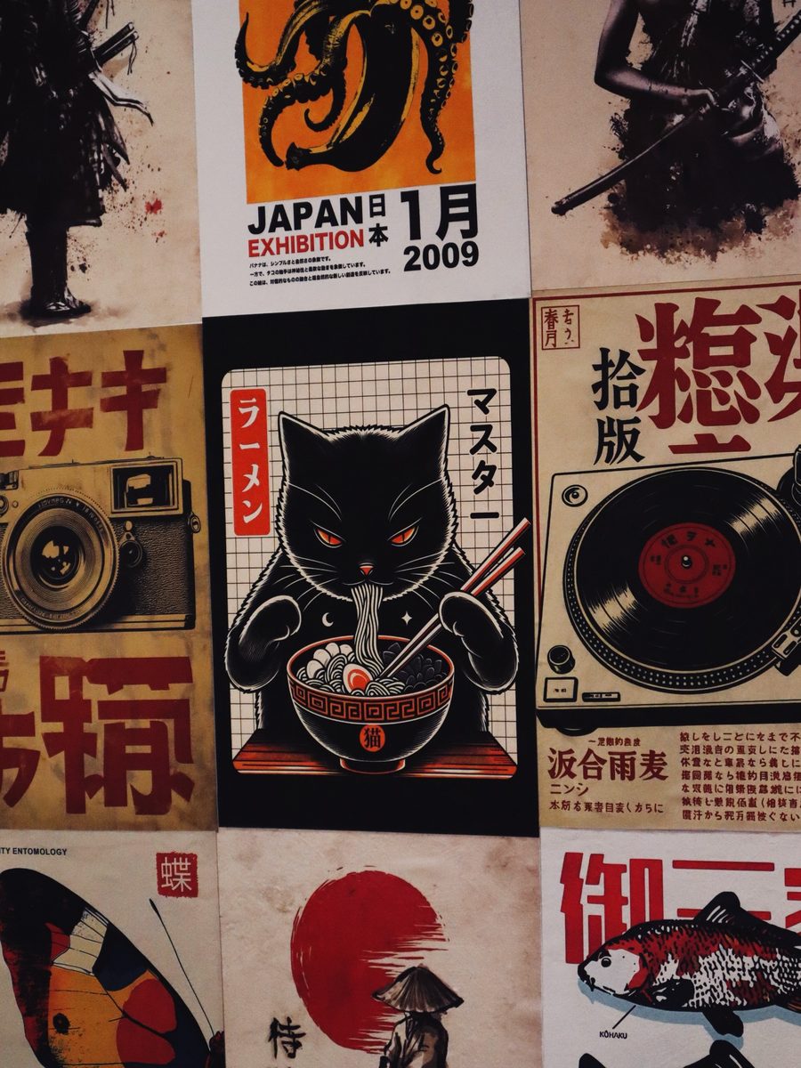 Parede do Kadoya coberta de lambe-lambes japoneses